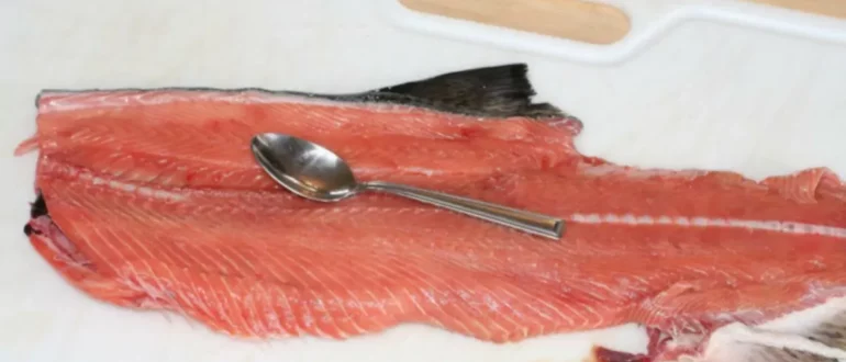 Хитрость для сохранения лишнего мяса из рыбного филе, а также рецепт лингвини со сливочным соусом из лосося